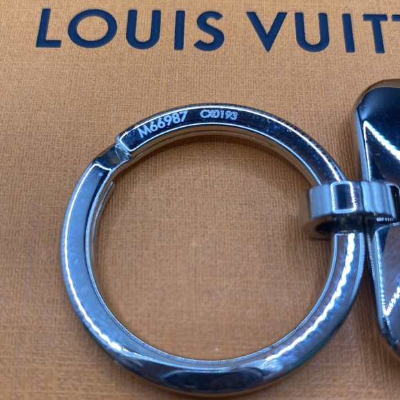 Louis Vuitton Voyagez Key Ring: Volez, Vogues, Voyagez EUC Box included - Picture 7 of 7